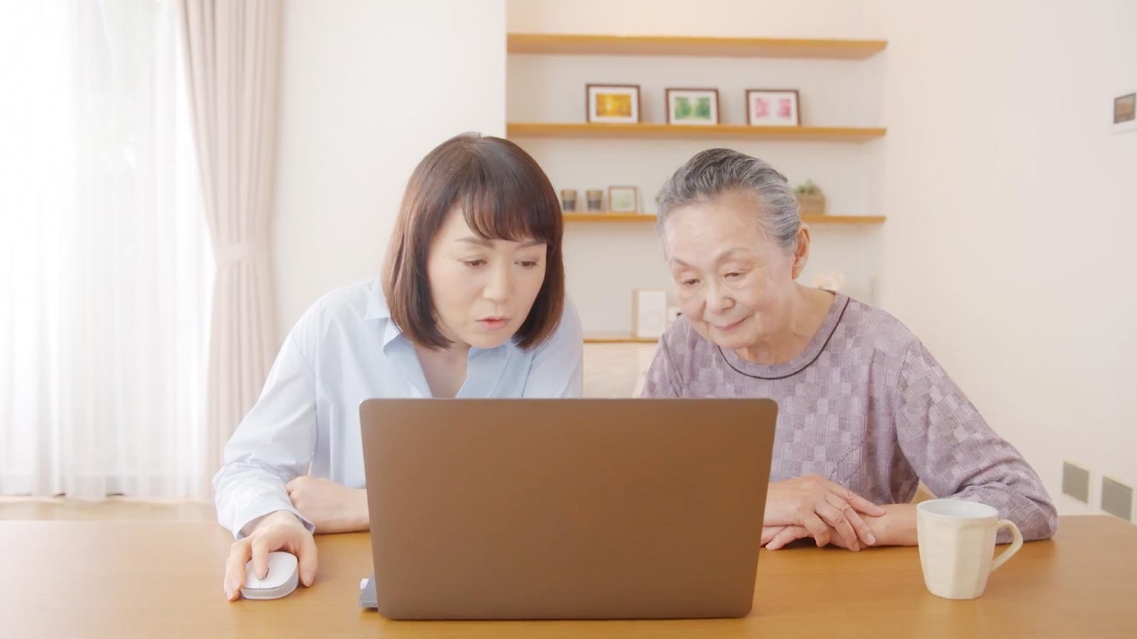 介護施設を探す親子