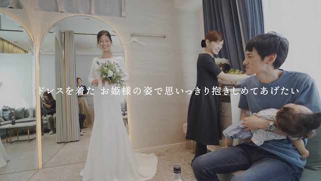 ドレスを着たお母さん