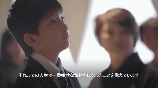 手紙に耳を傾ける息子